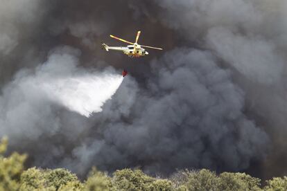 11.25 del 27 de agosto. Lunes. Se desata el mayor incendio forestal de la región de las últimas décadas. Un pirómano arrojó desde una furgoneta blanca cuatro artefactos incendiarios en los márgenes de la carretera M-537, que une Robledo de Chavela con Valdemaqueda. Las altas temperaturas, la sequedad de la zona y una densa población de árboles se alían para que el fuego alcance en minutos dimensiones espectaculares. Una densa columna de humo negro es visible desde kilómetros de distancia. El pirómano sabía perfectamente dónde lanzaba los explosivos: tres en la zona sur y el cuarto al norte, en una mezcla de superficie forestal y urbana.  Pese a que los vecinos dieron aviso de inmediato, la falta de helicópteros y otros medios de extinción imprescindibles hace que la intervención de los bomberos arranque tarde, dando tiempo a que el fuego corra colina arriba. Trepa tan rápido que es necesario desalojar algunas urbanizaciones, como La Suiza Española o Río Cofio. La presa de Robledo está además vacía. Las llamas llegan hasta el municipio de Santa María de la Alameda, lo que supone unas 1.500 hectáreas arrasadas. Los bomberos, las brigadas forestales y la Unidad Militar de Emergencias se ven incapaces de acceder a lugares escarpados, por lo que tardan cuatro días en dar por extinguido el fuego. Atrás quedan miles de árboles destrozados y una amplísima zona devastada. Hasta la fecha no hay detenidos por un atentado forestal en el que, al menos, no hubo víctimas humanas.