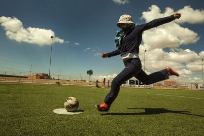 'Niñas viviendo con altura' es un proyecto del Banco Interamericano de Desarrollo en colaboración con Save the Children en El Alto (Bolivia). Maribel Córdoba (en la imagen) es una de las beneficiarias. Dice: "Juego de defensa, remato fuerte. Me tienen miedo (risas). Antes yo tenía miedo. Cuanto te golpean en la cara ya no quieres jugar. Luego el profe nos decía que había que jugar con otros equipos y se vuelve más emocionante".