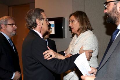 Elecciones del Colegio de Abogados de Madrid. El candidato a decano del Colegio de Abogados de Madrid, José María Alonso saluda a Sonia Gumpert, decana en funciones, tras la agresion denunciada por esta última.