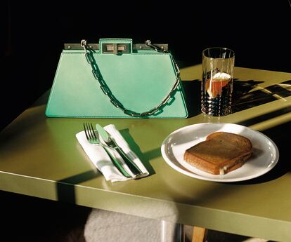 Bolso Peekaboo Cut en piel verde de FENDI.