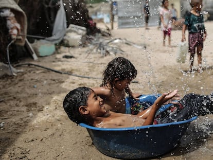 Niños palestinos juegan en el campo de refugiados de Jan Yunis (Franja de Gaza).