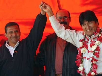 Ollanta Humala (izquierda) y Evo Morales (derecha), junto al embajador de Cuba en Bolivia, Rafael Dausá.