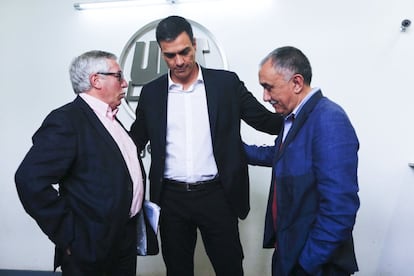 Sánchez durante su visita a los líderes sindicales Pepe Alvarez, de UGT, y Fernández Toxo, de CCOO.
