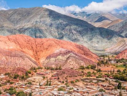 Vista del cerro de los siete colores, en Purmamarca, en la provincia argentina de Jujuy.