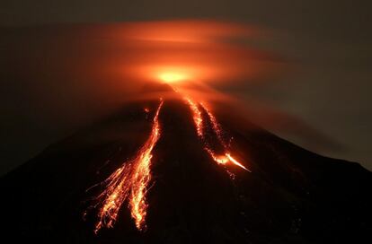 Actividad en el volcán de Colima en el oeste de México tras la destrucción del domo en el cráter.