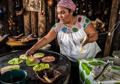 Una mujer cocina tortillas en la Ciudad de M&eacute;xico.