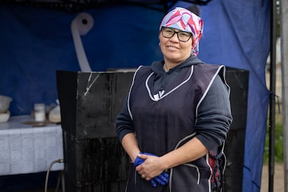 Katherine Lavín frente a su carrito de sopaipillas en la comuna de Colina, el 10 de julio de 2025.