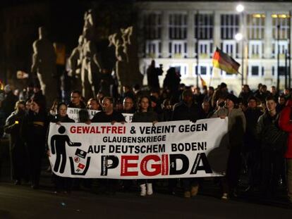 Unos manifestantes sujetan una pancarta de Pegida, el pasado lunes.