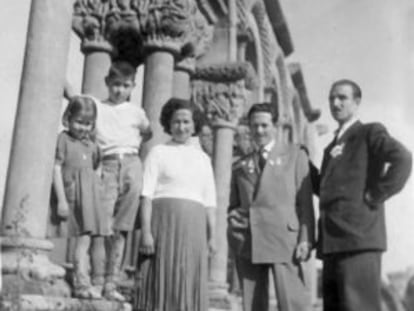 Madrid, años cincuenta: Patrocinio y sus hijos Marisa, Julio y Juan Manuel Ortiz (desde la izquierda) posan ante el claustro para un retrato familiar con Vicente, un amigo de este último.