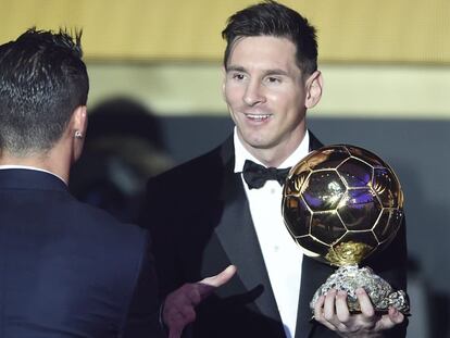 Messi rep la felicitació de Cristiano després de guanyar la Pilota d'Or.