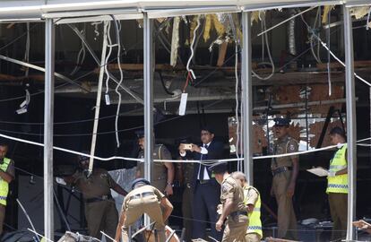 Agentes da Polícia em investigação no hotel Shangri-A de Colombo depois do ataque terrorista.