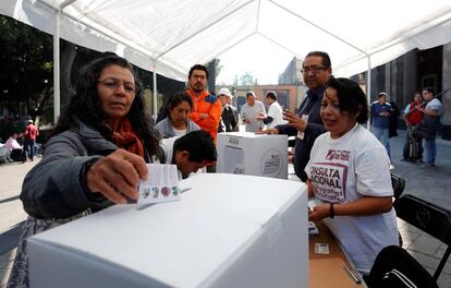 Una mujer vota en Ciudad de México el sábado en la segunda consulta ciudadana de López Obrador 
