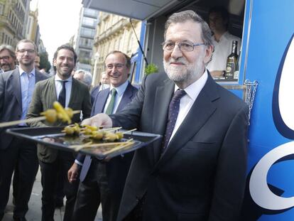 El presidente del Gobierno en funciones, Mariano Rajoy, ofrece unas gildas en San Sebasti&aacute;n.