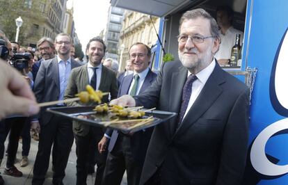 El presidente del Gobierno en funciones, Mariano Rajoy, ofrece unas gildas en San Sebastián.