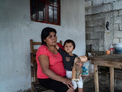 Angélica María López, principal sustento económico de la familia, con su hija en una comunidad rural de Chiapas.
