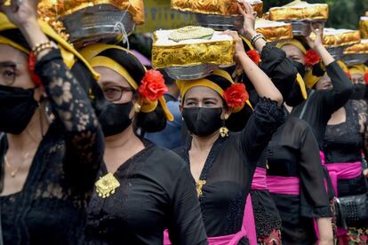 Unas mujeres balinesas llevan ofrendas durante el ritual y la ceremonia de cremación del difunto rey Ida Cokorda Pemecutan XI de Bali, en Denpasar (Bali). El monarca balinés falleció el pasado mes de diciembre a la edad de 76 años.