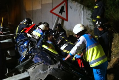 Imagen del coche tras caer por un puente en un accidente en Fuenlabrada.