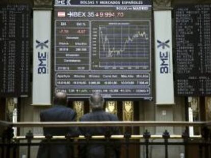 Panel informativo en la bolsa de Madrid que muestra la evolución del principal indicador de la Bolsa española, el IBEX 35. EFE/Archivo