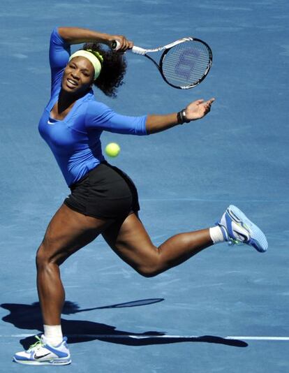 Serena Williams devuelve una pelota ante la tenista danesa Caroline Wozniacki