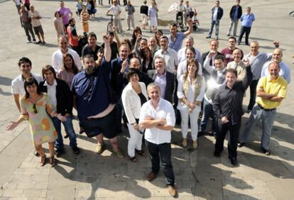 Parte de la plantilla de ETB posando ayer en la Plaza Nueva de Vitoria durante la presentación de la programación de la temporada.