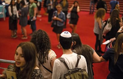 Jóvenes franceses asisten a un evento informativo, organizado por la Agencia Judía y por el Ministerio de Absorción de Inmigrantes, en el Teatro de Jerusalén.