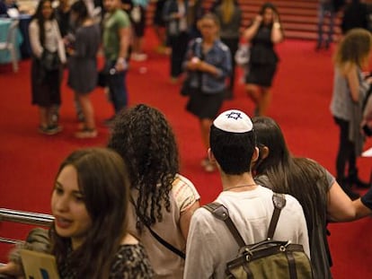 Jóvenes franceses asisten a un evento informativo, organizado por la Agencia Judía y por el Ministerio de Absorción de Inmigrantes, en el Teatro de Jerusalén.