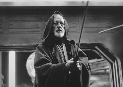 Alec Guinness / 'La guerra de las galaxias' – Hay pocos nombres que despierten tanta reverencia entre el activísimo 'fandom' de 'Star Wars' como el del Maestro Jedi Obi-Wan Kenobi, interpretado por el prestigioso actor británico Alec Guinnes, protagonista de clásicos como 'Lawrence de Arabia' o 'El puente sobre el río Kwai'. Sin embargo, el amor no fue recíproco para el hombre que interpretó al mentor de Luke Skywalker la película de George Lucas era casi un borrón en su carrera, aunque un borrón muy lucrativo, y tampoco entendió demasiado que quería hacer aquel realizador jovenzuelo rodeado de maquetas. "No puedo decir que estoy disfrutando de la película; cada dos días me llegan nuevos diálogos basura en papel rosa, y nada de eso hace que mi personaje sea claro o incluso soportable", escribió a un amigo durante el rodaje. No fue la única perla que le regaló a una de las sagas más influyentes de la historia del cine. En otra misiva que se recoge en su autobiografía confiesa que no entendía “ni una palabra” de lo que su personaje decía en la pantalla. Sin embargo, a pesar de su desconfianza sobre el material con el que estaba trabajando y su opinión acerca del director ,del que llegó a afirmar que “no tenía ni idea de cómo dirigir a los actores”, fue lo suficientemente sagaz como para pedir por contrato un pequeño porcentaje de las ganancias en taquilla. Aquella película que le parecía “ridícula” le hizo más rico que ninguna otra obra maestra de su filmografía.