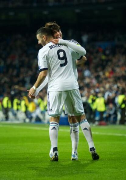 Benzema felicita a Kaka por su gol ante el Ajax