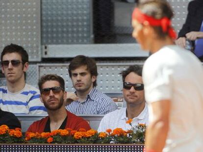 Carlos Moyà observa un partido de Nadal junto a Sergio Ramos, Claver y Falcao.