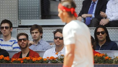 Carlos Moyà (center) watches a Nadal match alongside soccer players Sergio Ramos and Falcao.