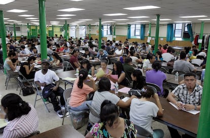 Cientos de miles de jóvenes inmigrantes ilegales asisten a un taller de orientación legal en la Iglesia de Santa Maríapara, Lower East Side de Nueva York, en agosto de 2012.