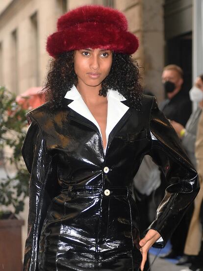 El atuendo también es el favorito de modelos off-duty. Imaan Hammam, camino del desfile de Versace el pasado septiembre, da buena cuenta. El suyo es de Emma Brewin.