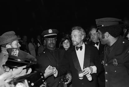 Fue la única excepción de un aficionado a la cerveza sin barriga. Las consumía a diario. Los alumnos de Princeton celebraban el Día de Newman bebiendo 24 cervezas en una jornada. En la imagen, el actor en 1975 llega al Film Society Of Lincoln Center (Nueva York), donde se le rindió un homenaje, con una cerveza en la mano.