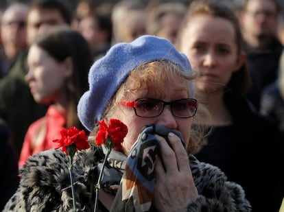 Una mujer se emociona durante la manifestación de recuerdo a las víctimas del atentado en el metro de San Petersburgo.