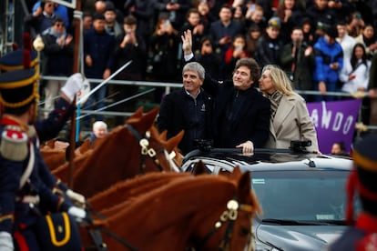 Luis Caputo, Javier Milei y su hermana Karina en la sede de la Sociedad Rural.