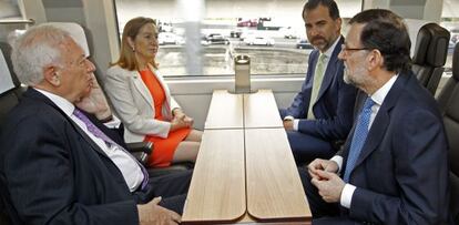 El Príncipe Felipe conversa con el presidente del Gobierno, Mariano Rajoy, la ministra de Fomento, Ana Pastor, y el ministro de Exteriores, José Manuel García-Margallo durante el viaje inaugural del AVE Madrid-Alicante.