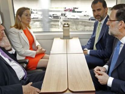 El Príncipe Felipe conversa con el presidente del Gobierno, Mariano Rajoy, la ministra de Fomento, Ana Pastor, y el ministro de Exteriores, José Manuel García-Margallo durante el viaje inaugural del AVE Madrid-Alicante.