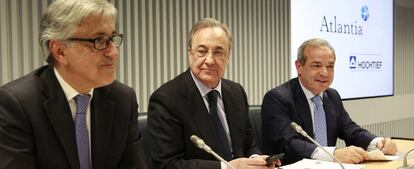 De izquierda a derecha, el consejero delegado de Atlantia, Giovanni Castelluci, y los presidentes Hochtief y ACS, Marcelino Fernández Verdes y Florentino Pérez.