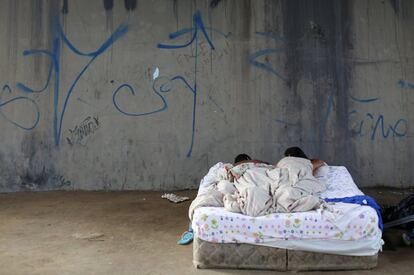 Una pareja venezolana duerme cerca de un terminal de buses en Manaos (Brasil), el 14 de enero de 2019. La Organización de las Naciones Unidas (ONU) alertó que la migración venezolana podría alcanzar los 5.3 millones de refugiados en 2019.