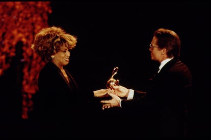 Michael Douglas entrega un premio a Tina Turner en 1993.