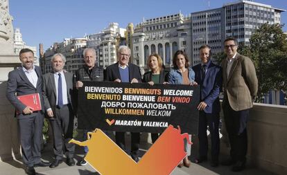 El alcalde Joan Ribó, en el centro, con dos de sus concejales, los hosteleros y los organizadores Paco Borao y Elena Tejedor. 