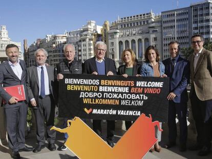 El alcalde Joan Ribó, en el centro, con dos de sus concejales, los hosteleros y los organizadores Paco Borao y Elena Tejedor. 