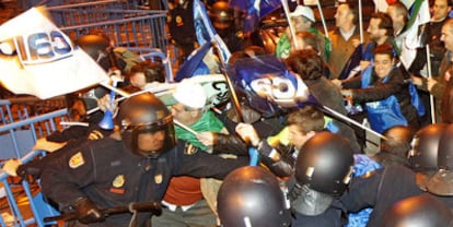 Los antidisturbios cargaron ayer contra algunos manifestantes durante la marcha de funcionarios de prisiones.