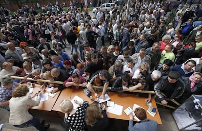 La gente espera en fila en la ciudad de Mariupol para emitir el voto en el referéndum sobre el estatuto de la región de Donetsk.