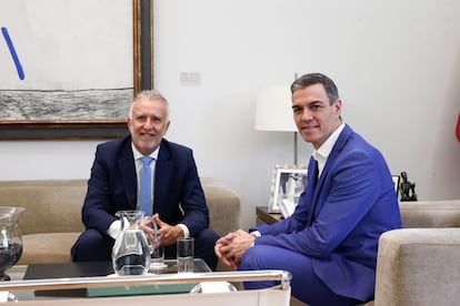 El ministro de Política Territorial y Memoria Democrática, Ángel Víctor Torres (i), y el presidente del Gobierno, Pedro Sánchez (d), durante una reunión previa al Consejo de Ministros, este martes.