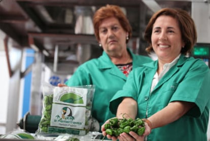 La cooperativista Manuela Carles, a la izquierda, y Milagros González, presidenta de A Pementeira, ayer en la planta de envasado.