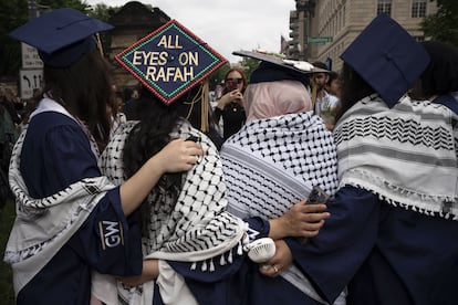 Estudiantes de la Universidad George Washington se toman una foto tras su ceremonia de graduación, donde llevaron a cabo una protesta en solidaridad con Palestina, el 19 de mayo.