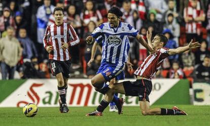 De Marcos y Aguilar luchan por el bal&oacute;n.