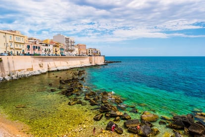 Entre las ciudades sicilianas hay puertos más famosos que Siracusa (Palermo, Mesina…), pero este ya era uno de los más activos en tiempos de los griegos. Fundada en el año 734 antes de Cristo, Siracusa se consideró durante mucho tiempo la ciudad más bella del mundo antiguo, rivalizando con Atenas en poder y prestigio. Aquí nacieron o vivieron Arquímedes, Platón y Esquilo. La zona moderna es bastante gris, pero basta con cruzar el puente hacia el antiguo barrio isleño de Ortiga (en la imagen) y sus estrechas calles, como Via Maestranza o Via della Giudecca, para comprobar su encanto, como paseando por el marmóreo pavimento de la Piazza del Duomo al atardecer. Si viajamos durante el festival de teatro podremos asistir a una tragedia griega clásica en uno de los teatros más grandes y antiguos del Mediterráneo.