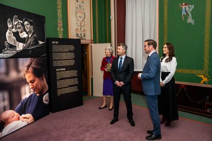 Los reyes Federico y Mary de Dinamarca, acompañados de la princesa Benedicta y el historiador Thomas C. Thulstrup, recorren la exposición, el 21 de marzo de 2024.